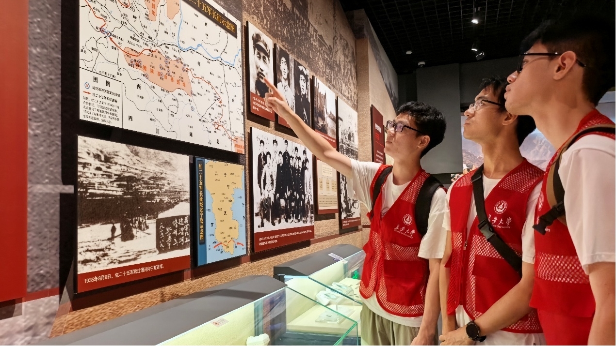 1784517131866200.jpg 图为实践队员参观宁夏博物馆革命历史展区.jpg