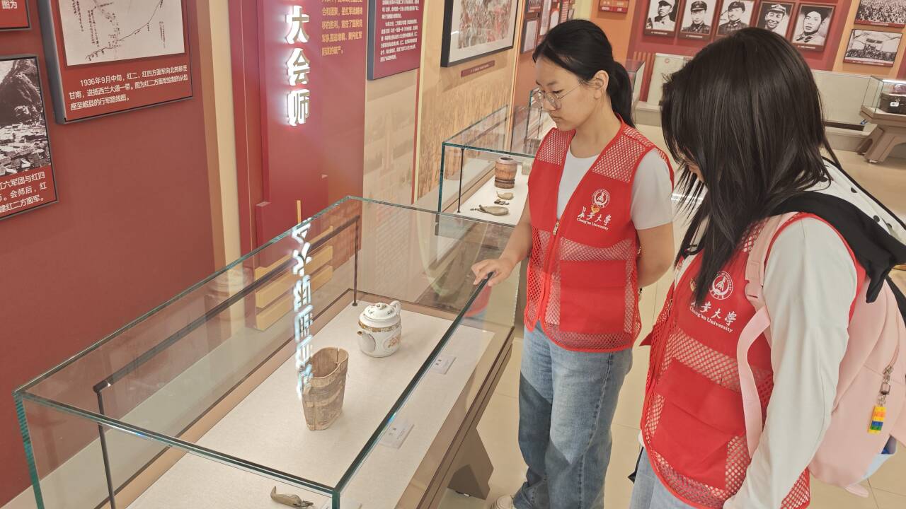 1784517178854347.jpg 图为实践队员在将台堡红军长征会师纪念馆参观史料展品.jpg