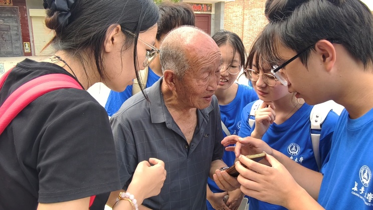 1784553923432278.jpg 图四队员开展AI指导教学.jpg