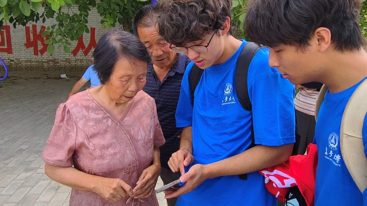 1784553929703129.jpg 图五 队员开展AI指导教学.jpg