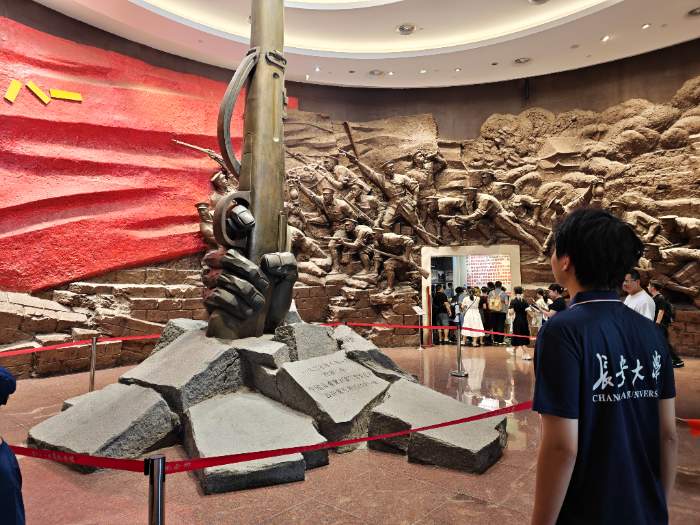 1784808915135088.jpg 图 1实践队员参观起义雕塑展品_compressed (3).jpg