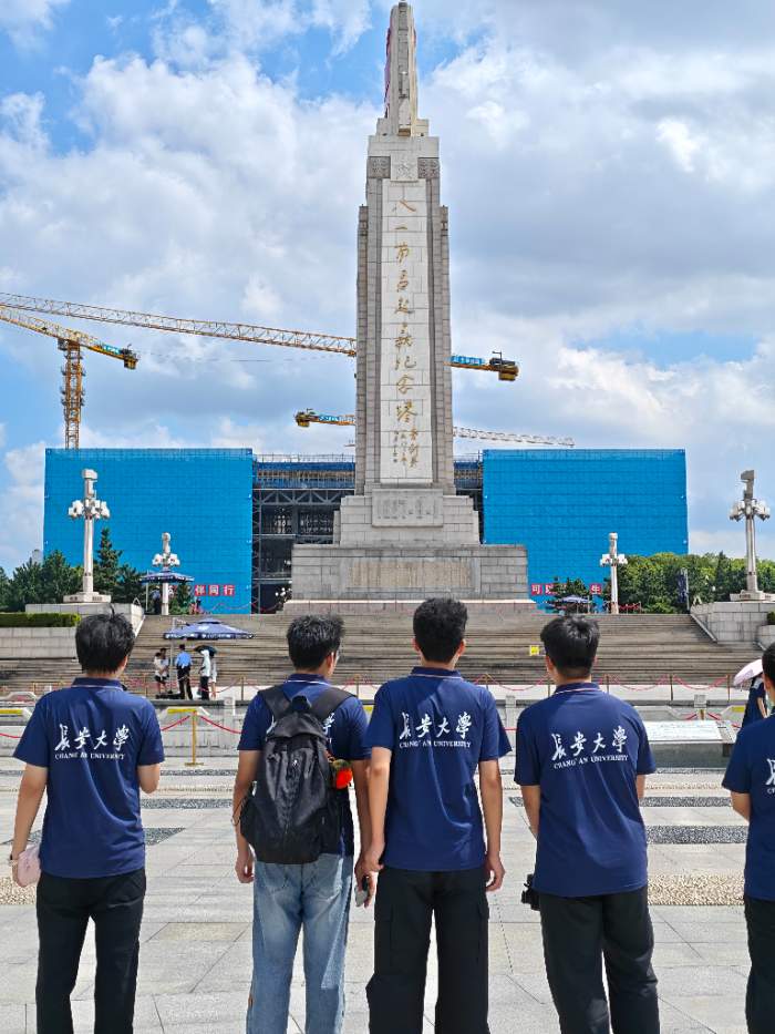 1784809067745472.jpg 图 2实践队员瞻仰八一纪念塔_compressed.jpg