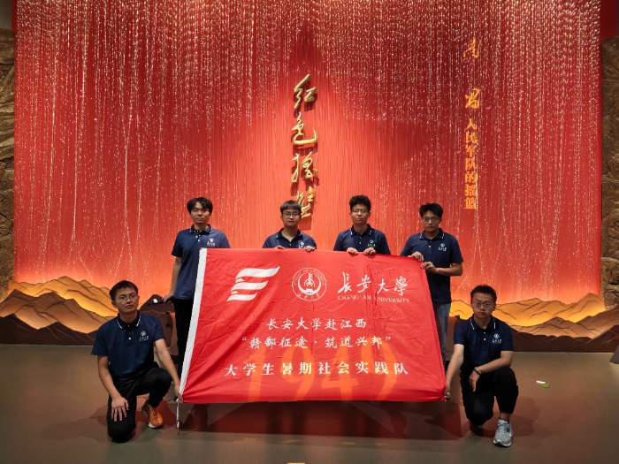 1784813097122412.jpg 图 8实践队红色展厅集体留影_compressed.jpg