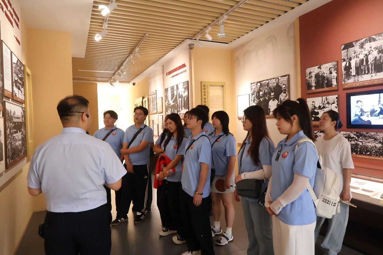 1785167063614822.jpg 图2 实践团在延安新闻纪念馆参观调研.jpg