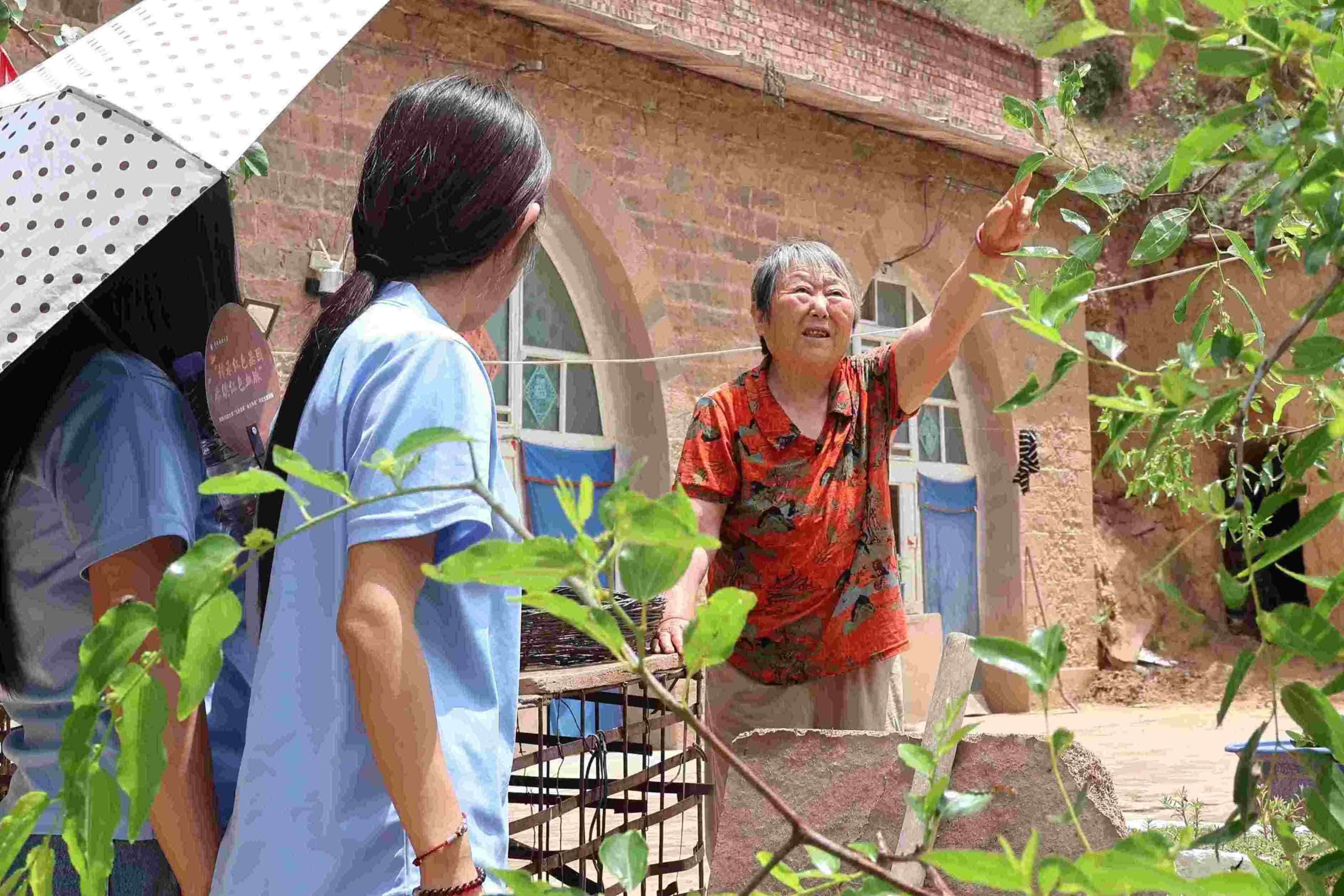 1785167251124273.jpg 图3 实践团走访当地村民开展田野调查.jpg