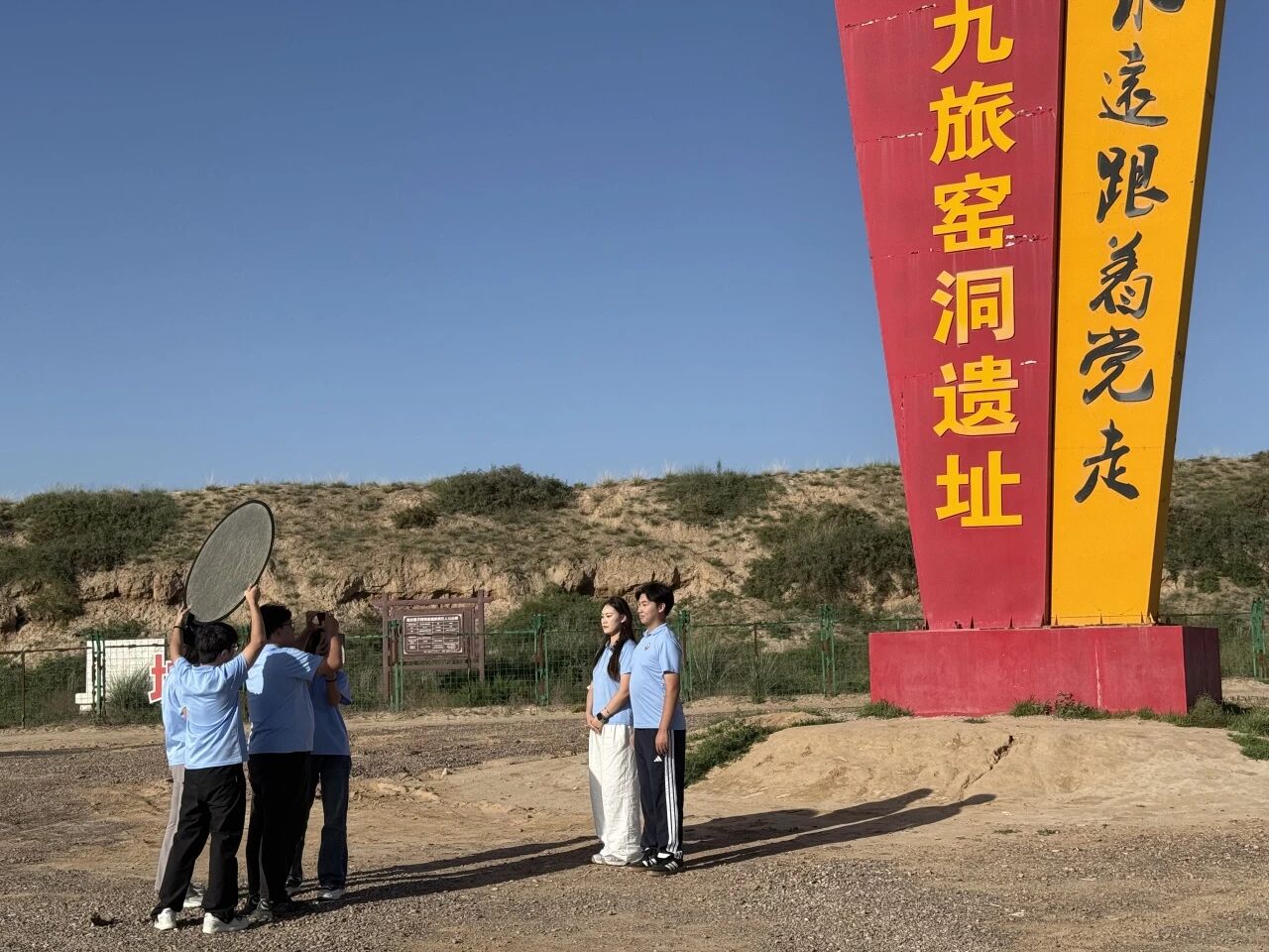 1785167337853352.jpg 图4 实践团在三五九旅窑洞遗址拍摄主题宣讲视频.jpg