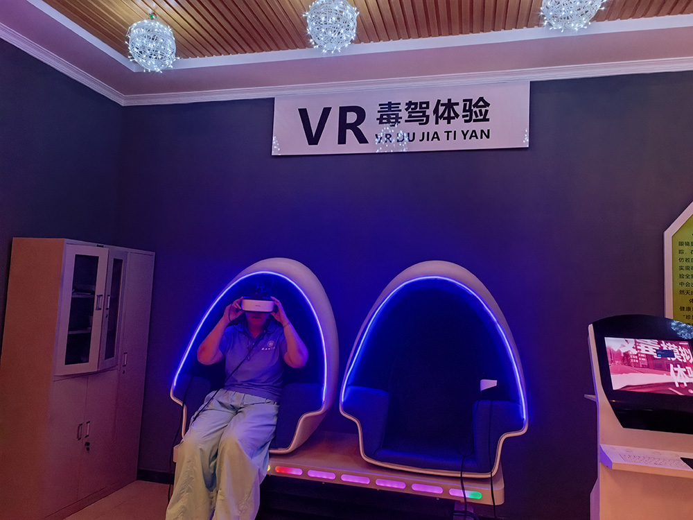 1784704294185254.jpg 图为实践团成员体验VR毒驾模拟设备。雷一帆 供图。 拷贝.jpg