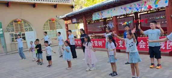 1785512017942109.jpg “希望树”支教团文艺汇演现场.jpg