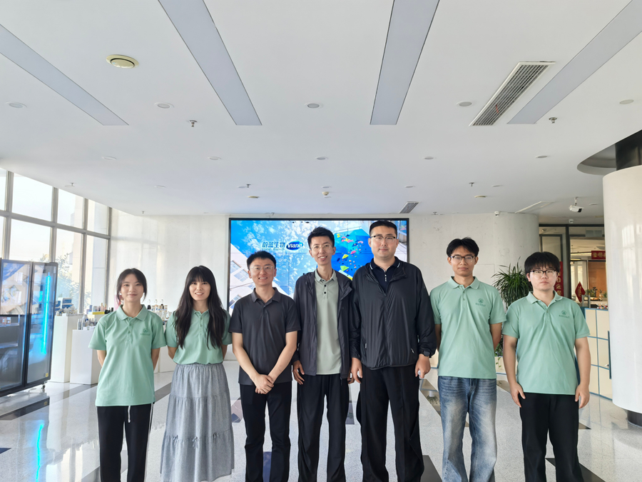 1785578839594099.jpg 与本科校友高烁合影_副本.jpg