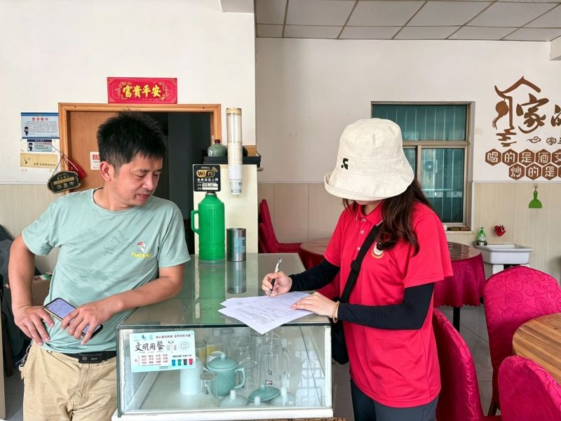 1785920370495128.jpg 3实践团成员访谈特色面馆经营者.jpg