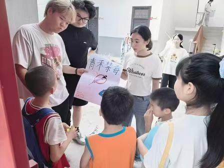 1786086837577800.jpg 图5 向孩童科普禁毒知识.jpg