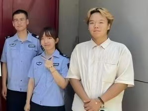 1786086910813014.jpg 图12 团队与警务人员合照.jpg