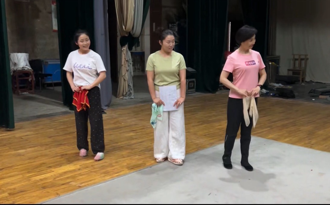 1786608158467275.jpg 图为戏曲演员们进行剧目排练.jpg