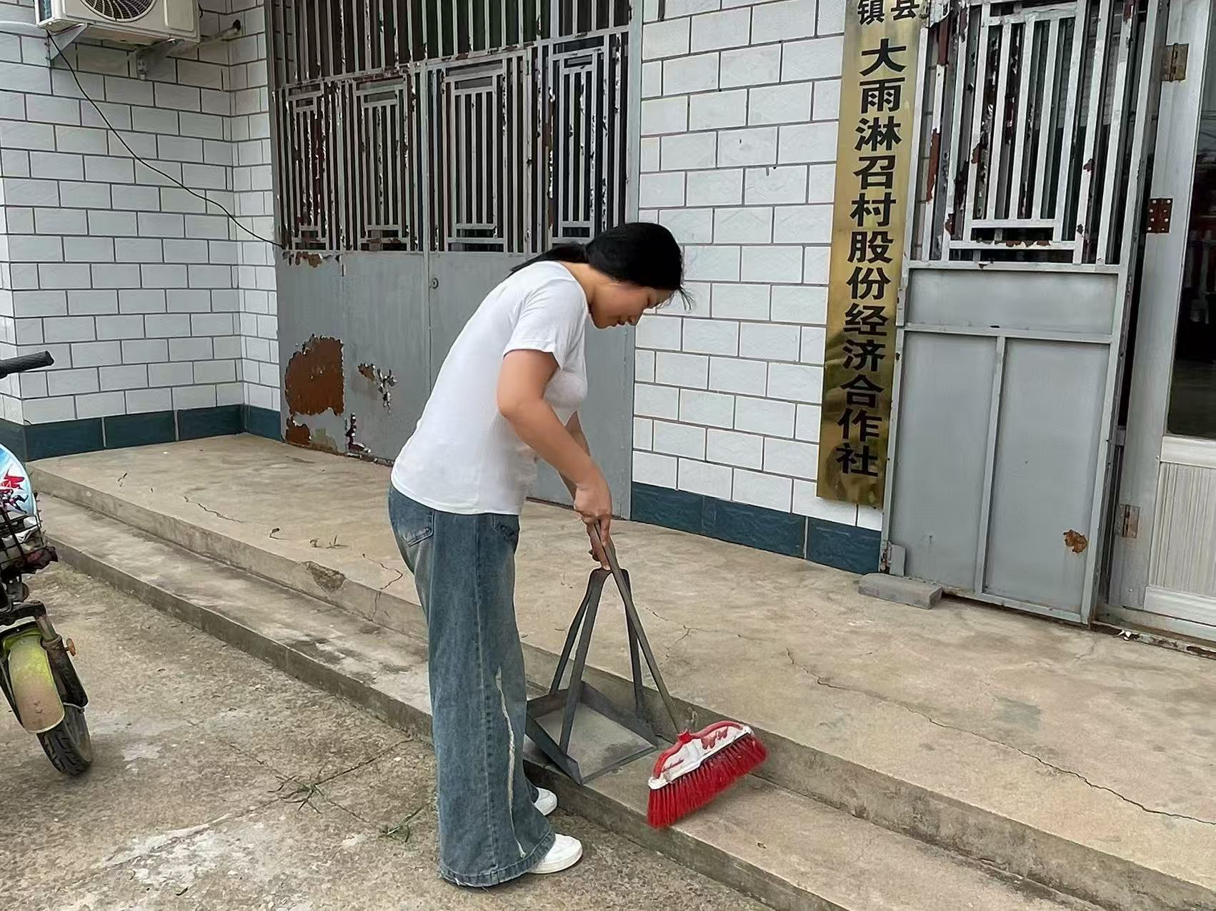 1786610018831442.jpg 西安思源学院耕农济心暑期社会实践团开展环境整治志愿服务 (4).jpg