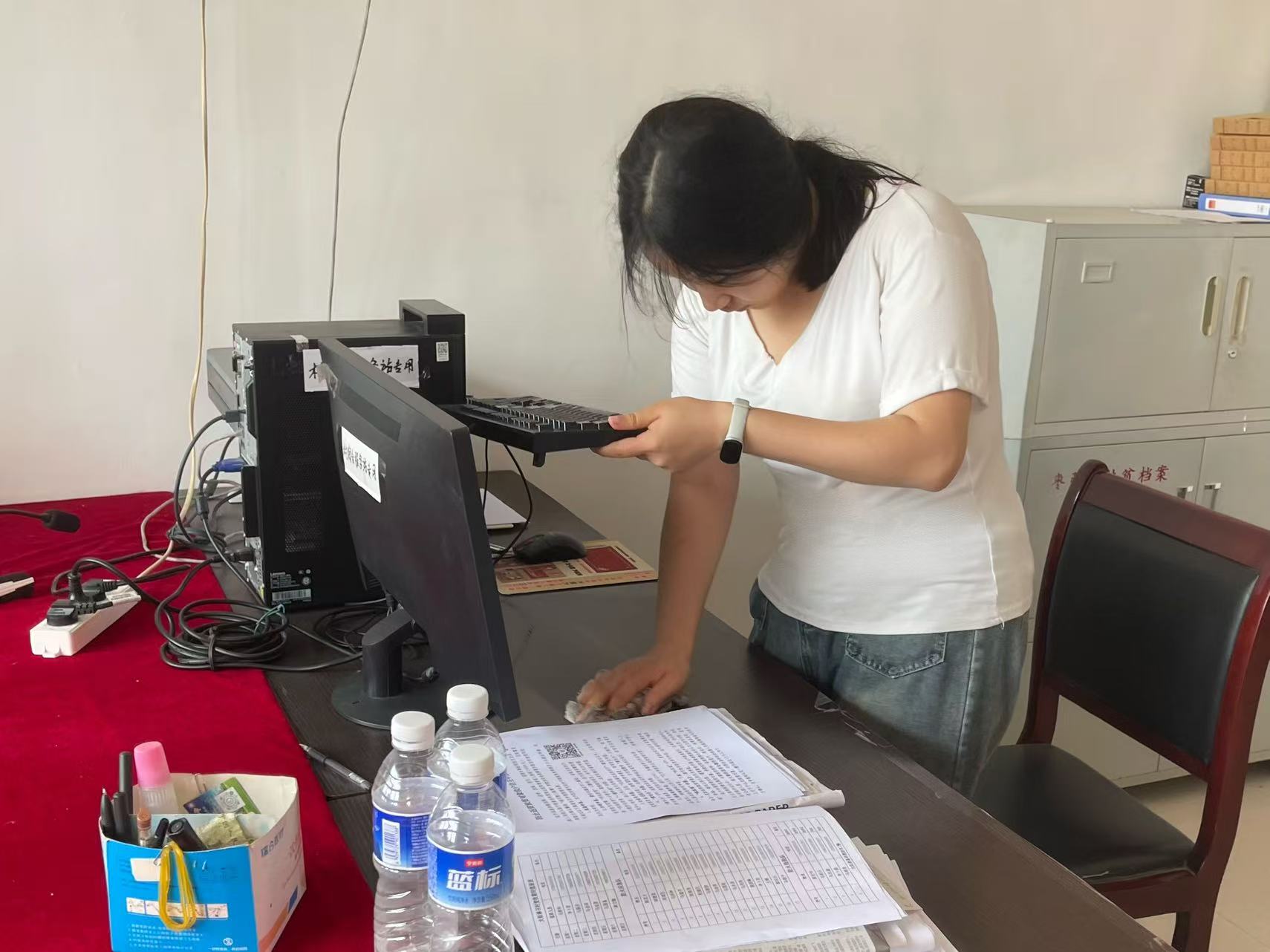 1786610157356567.jpg 西安思源学院耕农济心暑期社会实践团开展环境整治志愿服务 (3).jpg