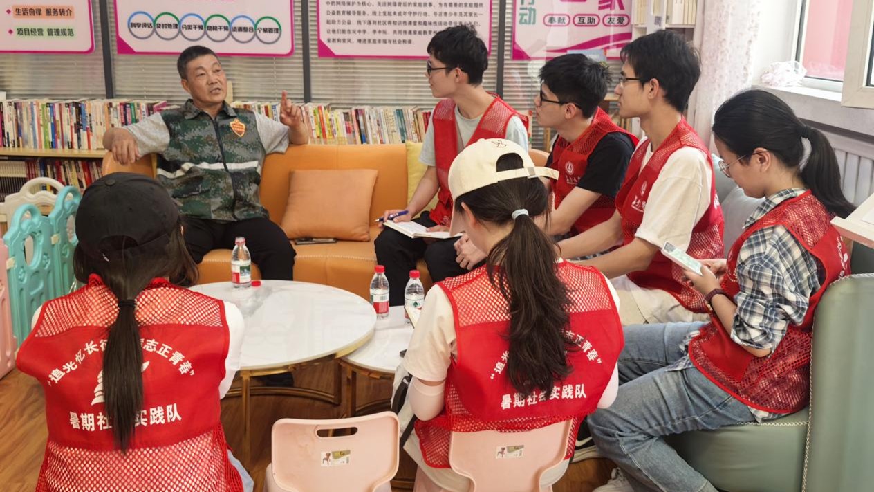 1786708725225864.jpg 图为实践队员聆听谭贵清老人讲述军旅经历.jpg