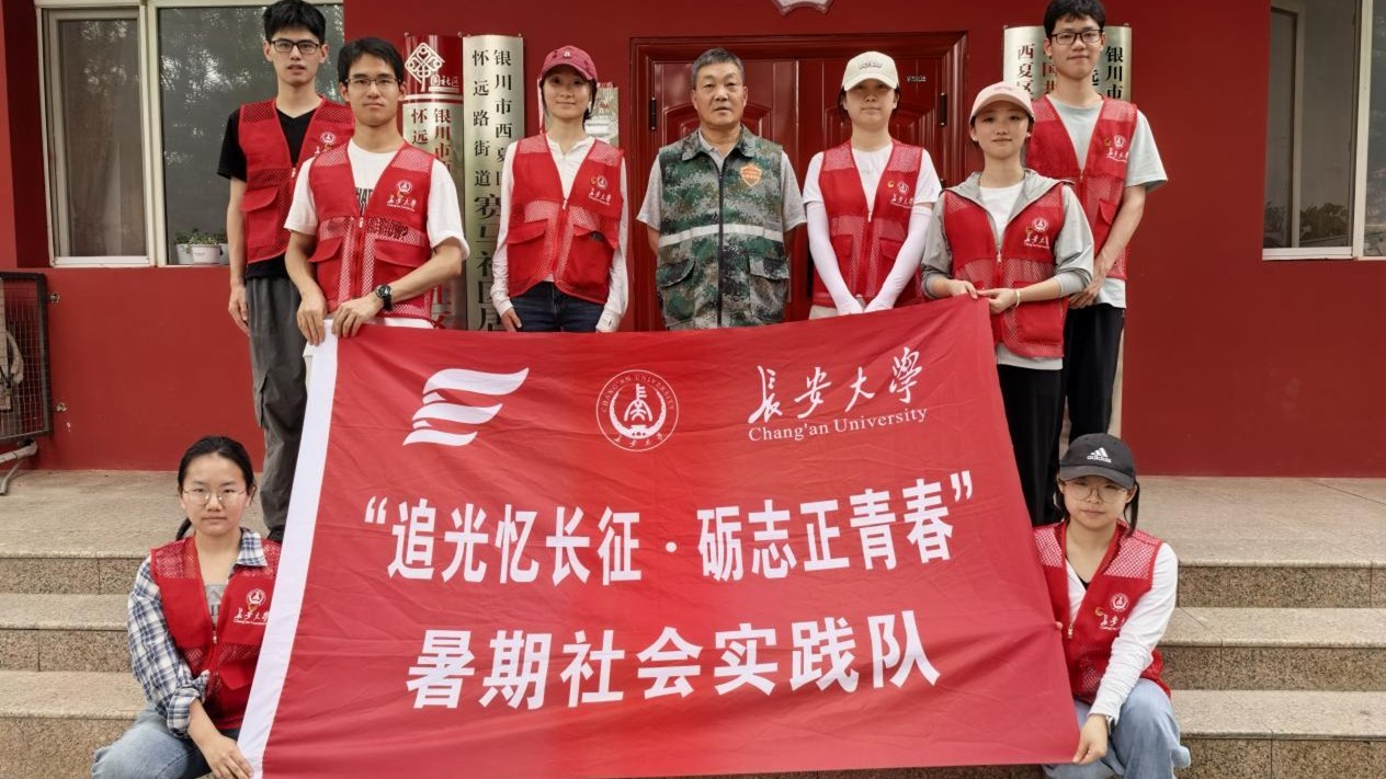 1786708932390751.jpg 图为实践队员与谭贵清老人合影.jpg