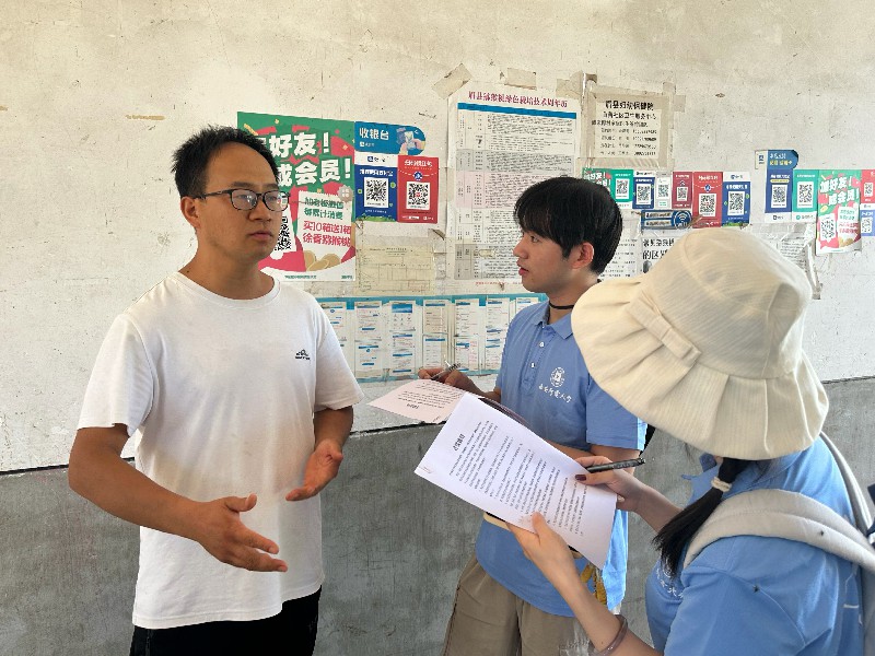 1786942298739868.jpg 图1_实践队成员对果园负责人进行访谈.jpg