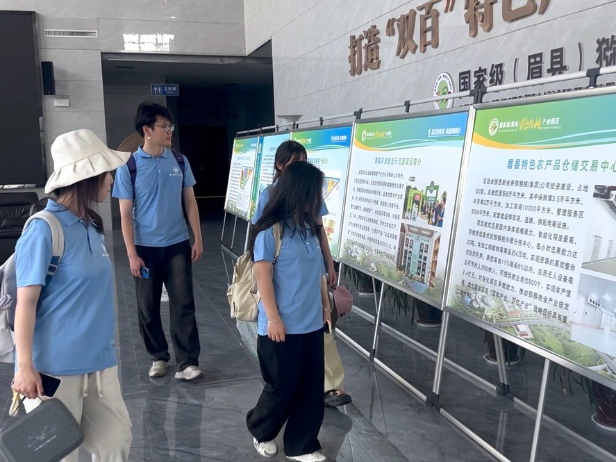 1786942789393174.jpg 图5_实践队参观国家级(眉县)猕猴桃产业园区.jpg