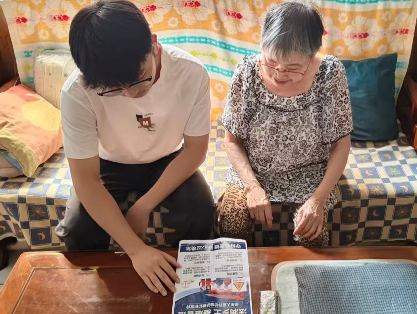 1787988181415144.jpg 02 队员上门向老年人普及知识.jpg
