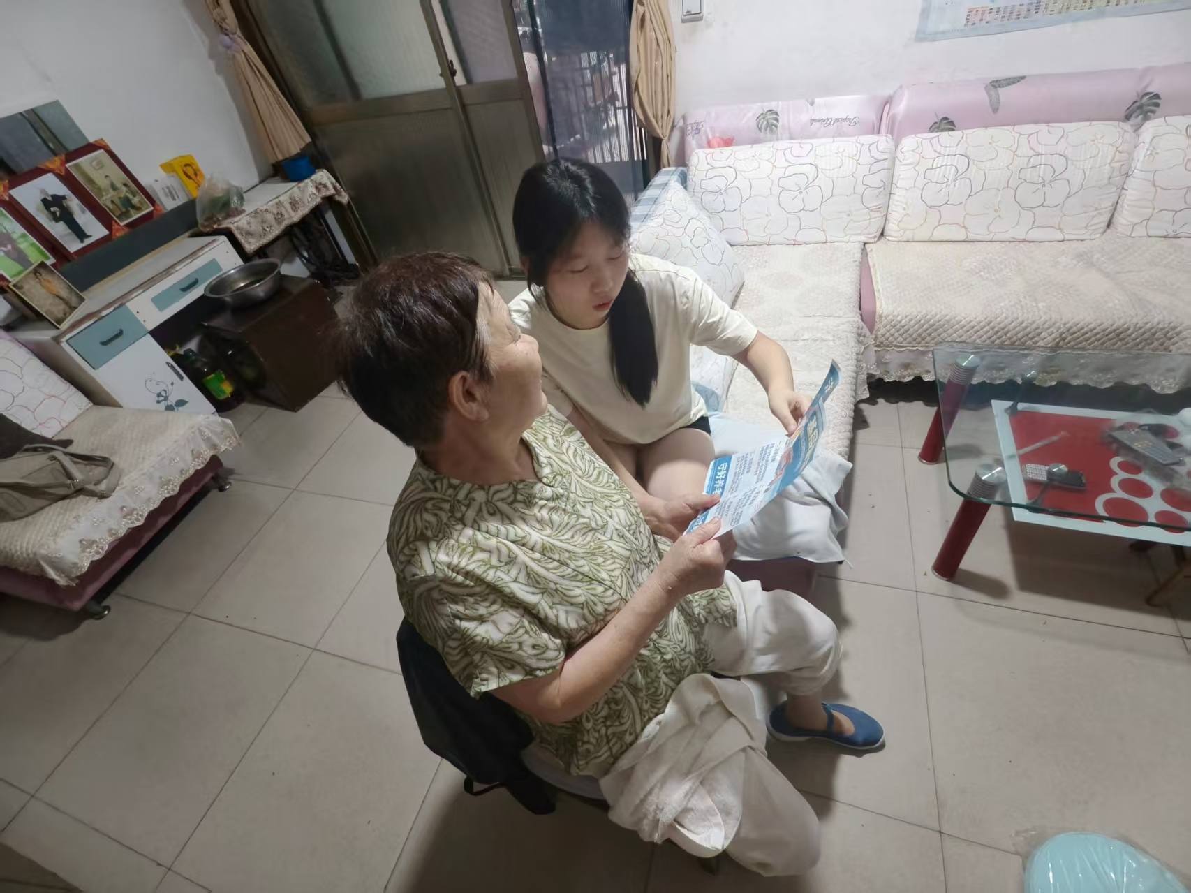 1787988220524350.jpg 04 队员上门向老年人回访.jpg