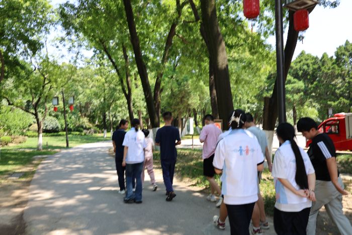 1789563466846878.jpg 图片8 团队带领孩童户外实践_compressed (2).jpg