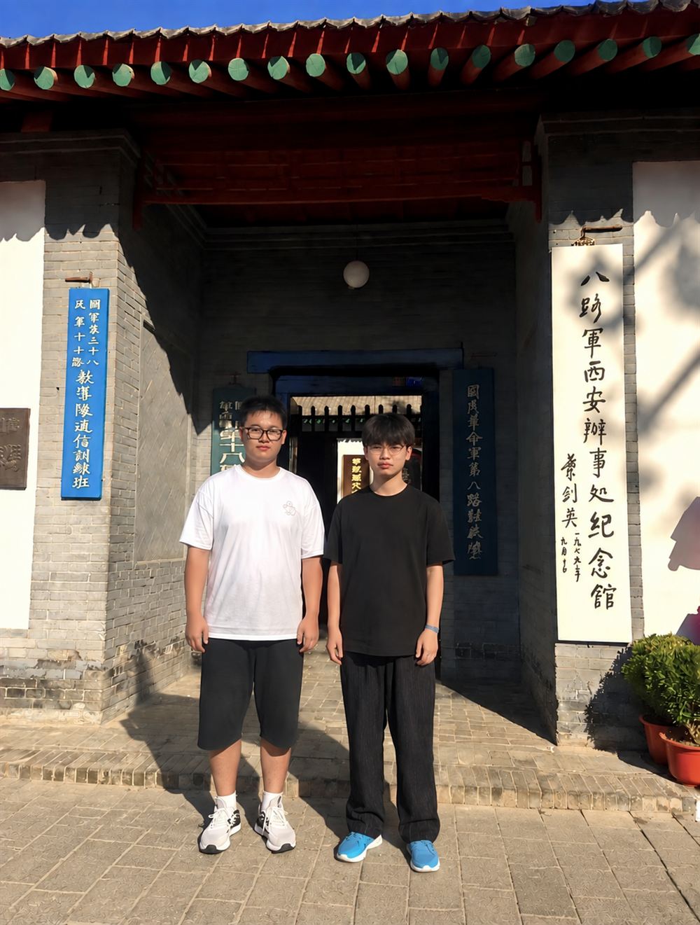 1789619255880925.jpg 实践团成员参观八路军西安办事处纪念馆.jpg