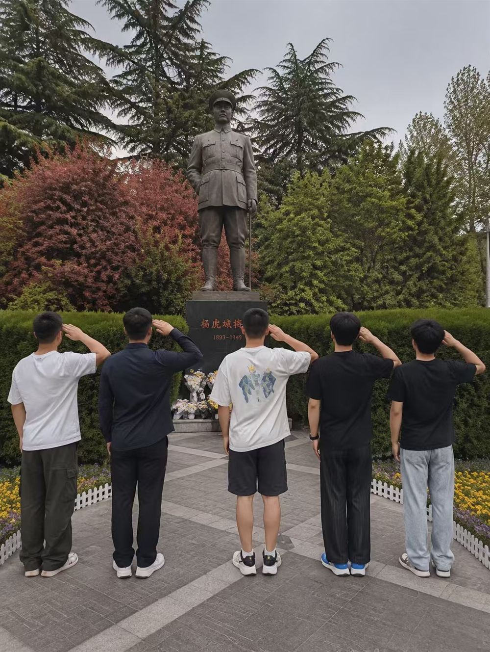 1789619279288566.jpg 实践团成员参观西安革命烈士陵园.jpg